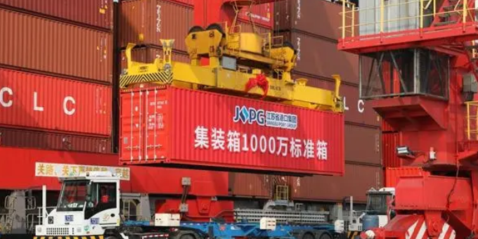 天下首个内河口岸集装箱年吞吐量凌驾万万标箱